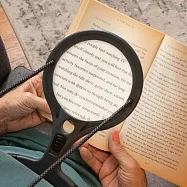 《CARSON》Lume LED頸掛式放大鏡(2x) | 放大物品 老人閱讀 輔助視力