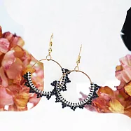 【PinkyPinky Boutique】民族風蕾絲款 手工編織鍍真金圈圈耳環 (岩墨黑)