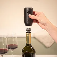 《Vacu Vin》荷蘭 電動抽真空器+酒瓶塞2入(黑) | 電動抽真空 紅酒塞 真空瓶塞 保鮮瓶塞