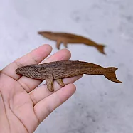 廢材小姐 書籤 手作木雕胡桃原木-大翅鯨(長9.7cm)