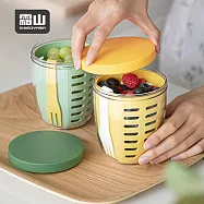 【日本霜山】雙層瀝水密封保鮮杯/水果沙拉杯(附叉子)-600ml- 黃