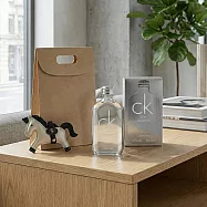 Calvin Klein CK ONE 馬上有錢限定禮[中性香精(50ml)+小馬吊飾]附手提袋-公司貨
