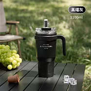 【APEX】大容量雙飲手柄 _戶外冰霸車載吸管杯 900ML (隨行水杯 保冷手提杯 不鏽鋼杯 冰霸杯 雙飲口吸管保溫杯 露營杯) 黑曜灰