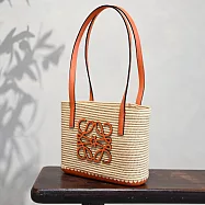 LOEWE BASKET 經典皮飾花紋LOGO草編手提肩背包.橘邊