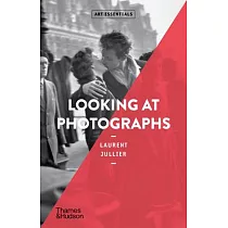 Looking at Photographs (Art Essentials)