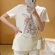 【MsMore】 棉兔子筆觸印花圓領短袖T恤短版上衣# 115995 XL 白色