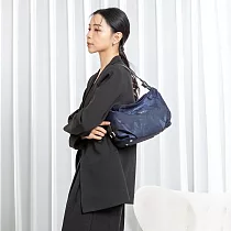 La Poche Secrete斜背包 輕盈時尚簡約垂墜2WAY手提側斜背包─ 迷彩墨藍