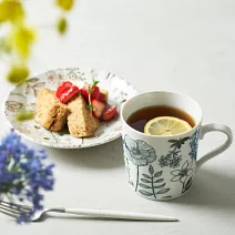 【日本Aito製作所】美濃燒｜優雅花草 輕量陶瓷馬克杯340ml ‧ 深藍