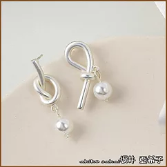 『坂井.亞希子』925銀針愛的信物打結造型不對稱耳環 ─白金色