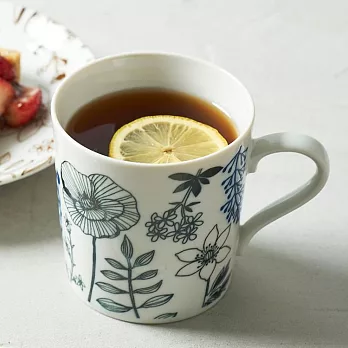 【日本Aito製作所】美濃燒｜優雅花草 輕量陶瓷馬克杯340ml ‧ 深藍