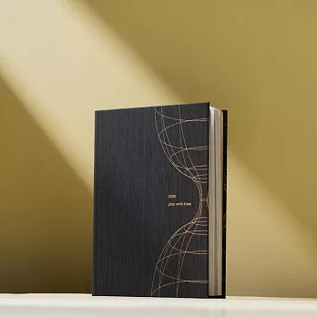 【女人迷商號 Womany Shop】2026 play with time 手帳 沉靜夜空黑（溫潤質感的絲光棉布紋硬殼）