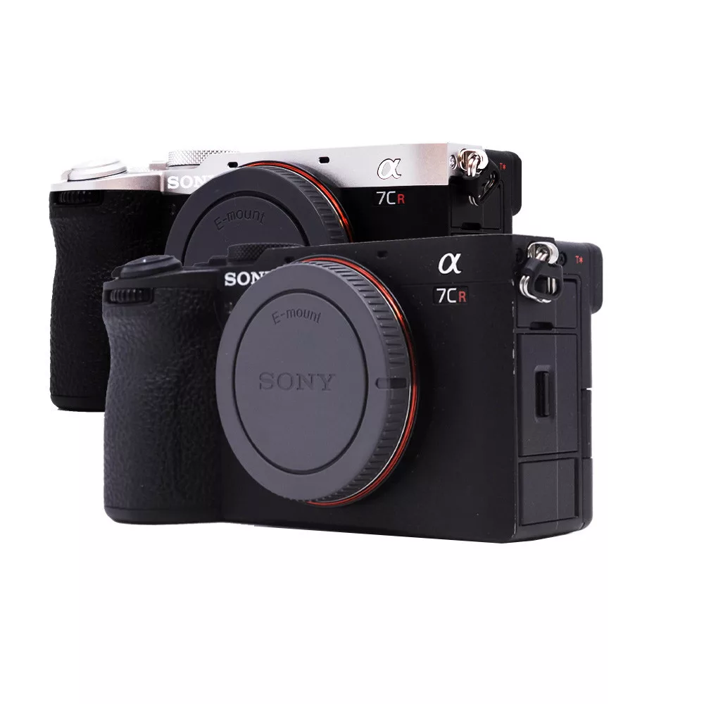SONY 索尼 A7CR ILCE-7CR 單眼相機，採用全片幅片幅與 CCD 影像感應器，有效畫素達 1200 萬畫素以下，提供 1.9 吋以下 TFT LCD 螢幕與實時觀景窗（視野率 68%）。ISO 範圍最大 800 以下，最快快門速度 1/2000 秒以下，儲存媒介為 CF。機身支援黑銀色，保固 12 個月，BSMI 許可字號 D33021，公司貨正品。