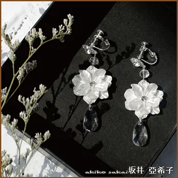 『坂井．亞希子』925銀針日系文藝風格花朵水滴鑽垂墜耳環 -耳夾款