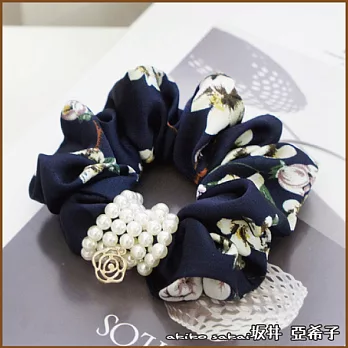 『坂井．亞希子』時尚氣質珍珠纏繞碎花布藝髮圈 -藍色蠟梅