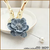 『坂井．亞希子』花朝一瞬手工編織山茶花造型珍珠胸針 -灰藍