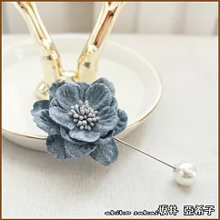『坂井.亞希子』花朝一瞬手工編織山茶花造型珍珠胸針 ─灰藍