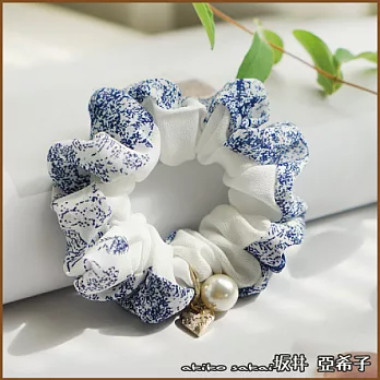『坂井．亞希子』青花瓷紋路布藝珍珠髮圈 -白色