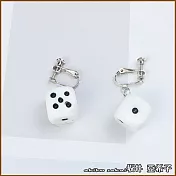 『坂井．亞希子』趣味一下白色骰子造型耳環 -耳夾款