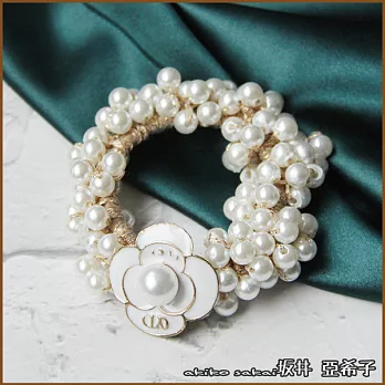 『坂井.亞希子』日系輕奢時尚花朵滴油工藝珍珠造型髮圈  -白色LUCK字母款