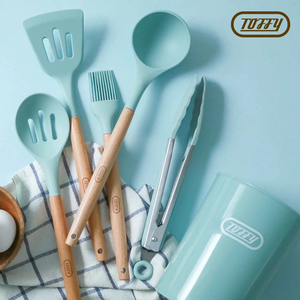 日本設計的Toffy K-TSK1廚房烘焙用具組,精緻小巧適合送禮或自用,典雅復古風格營造居家品味。多用途五件組包含湯勺、漏勺、鍋鏟、油刷等,適用各種廚房情境。採用堅固耐用的櫸木手柄與食物級矽膠材質,使用安全無虞,手柄掛孔設計方便收納。尺寸輕巧,如湯勺約W7.4xL30.2cm/90g,讓烘焙與烹飪更輕鬆愉快。 Toffy K-TSK1