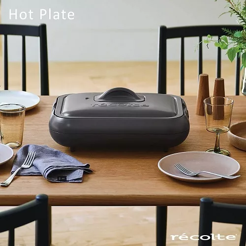 recolte 麗克特 Hot Plate 電熱板,主體設計簡約時尚,提供白色、灰色、紅色多種顏色選擇,適閤家用廚房高效加熱。保固期1年,主機一年保固,安全耐用,快速升溫,完美適用於煮食、熱湯等多種用途。優質日本品牌,輕巧易收納,提升您的烹飪體驗。 recolte麗克特 Hot Plate