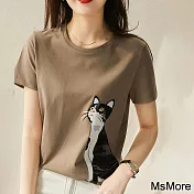 【MsMore】 輕鬆精緻高精細棉圓領減齡貓咪印花短袖T短版上衣 # 116413 M 咖色
