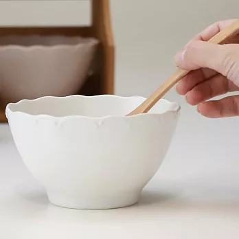 【小倉陶器】日本美濃燒 優雅花邊陶瓷餐碗13cm ‧ 白