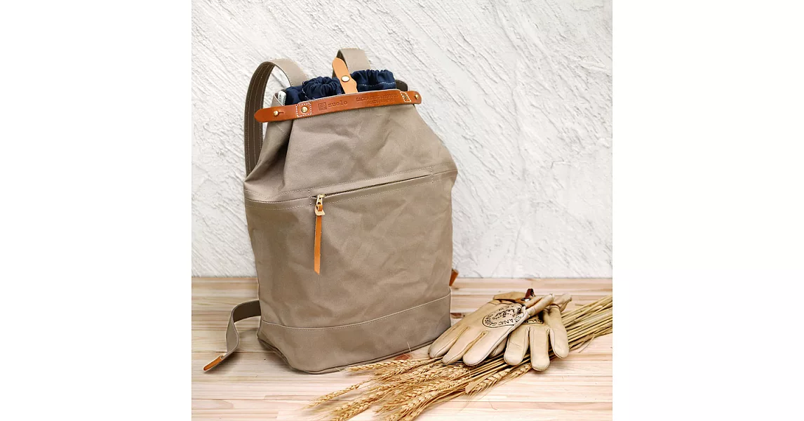 SUOLO|日本簡約皮革滾邊防潑水後背包 卡其