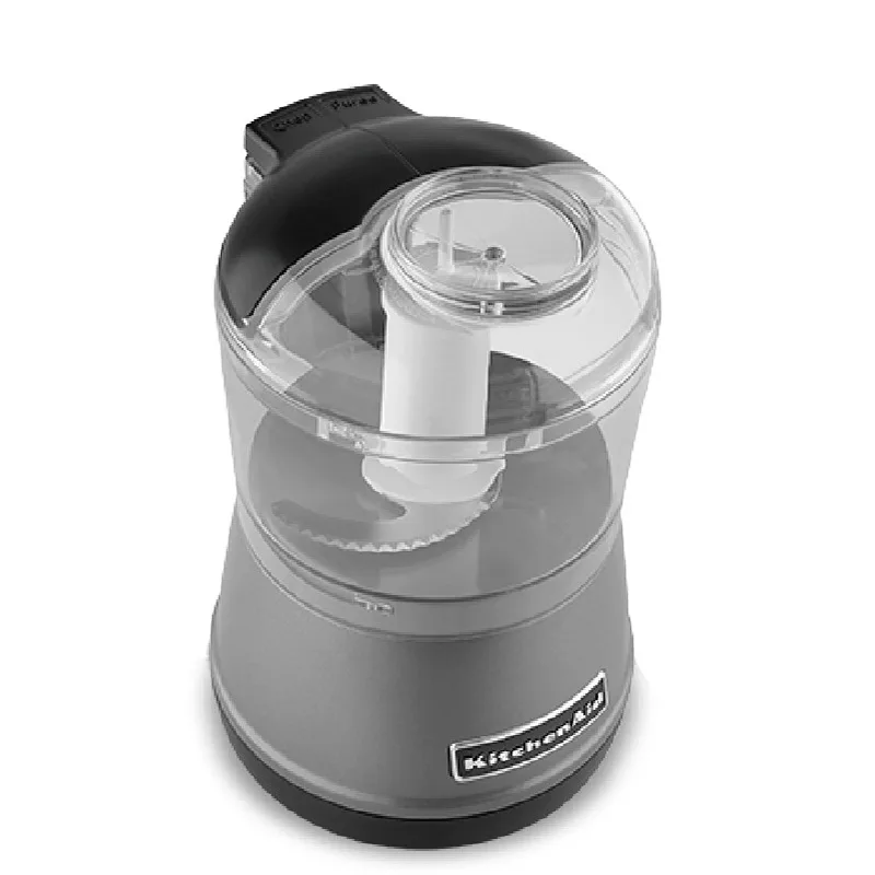 KitchenAid 3KFC3511 食物處理器,具備穩定機身與防滑設計,確保操作安全。配備圓形頂蓋及濕潤食材加入器,搭配多功能不鏽鋼刀頭,輕鬆處理各種食材。830ml(3.5杯)工作碗不含雙酚A,容量適合小家庭使用。支援1段/2段變速按鈕,提升料理效率,是百年美國專業品牌KitchenAid的經典之作。 KitchenAid 3KFC3511