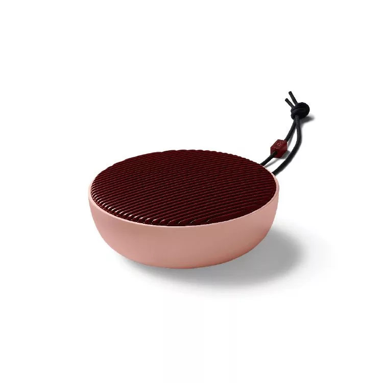 Vifa City 藍芽喇叭來自北歐丹麥,擁有繽紛色系隨心所欲設計,360°立體聲場帶來沉浸式音效。支援多顆無線串聯擴大音樂範圍,內建來電接聽、NFC輕鬆配對及USB有線播放功能。小巧便攜,隨身攜帶成為社交利器,完美適合日常使用。 VIFA City