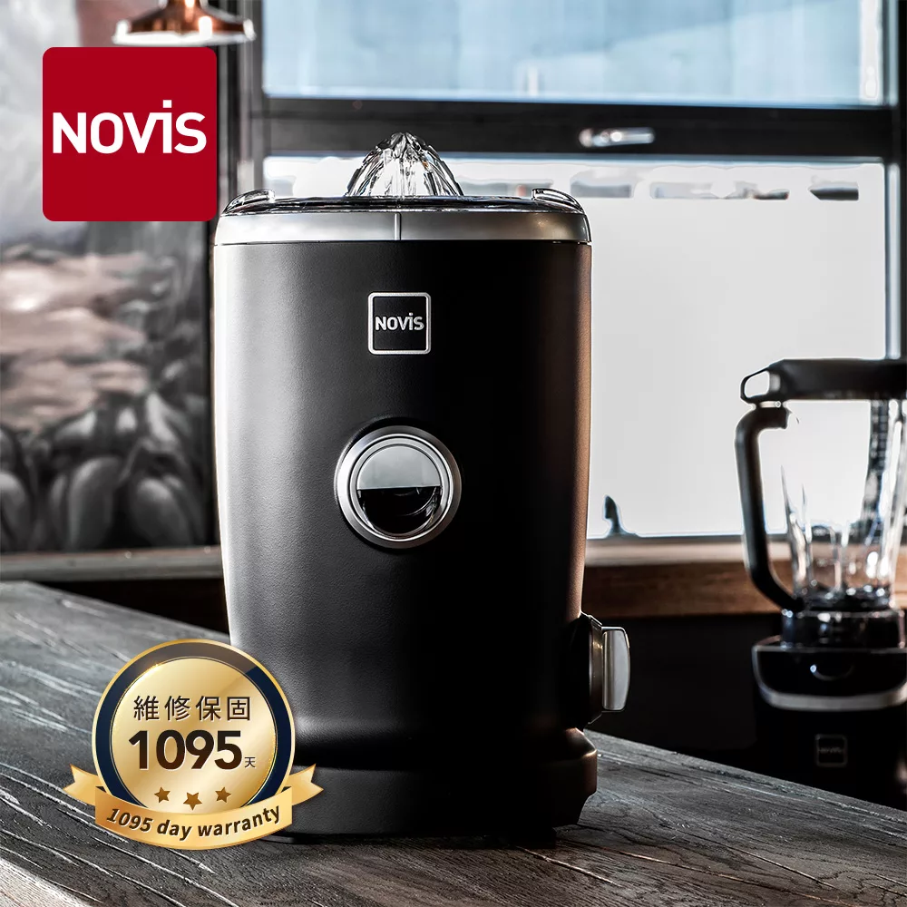 NOVIS VitaJuicer 完全維他命果汁機 NV-S1-BLACK-MATT 是高效能家用榨汁機,採用不鏽鋼容器材質,1500W 強力馬達輕鬆榨取新鮮果蔬汁,保留完整維他命營養。機身尺寸 W22cm x D23cm x H43cm,重量僅 6.8kg,適合現代廚房使用。支援 110V/60Hz 電壓,3 年保固安心選擇。無論是早晨果汁或健康飲品,這款 NOVIS 果汁機都能提供純淨、無渣汁液,讓您輕鬆享受維他命滿點的生活!(規格以實際出貨為準) NOVIS VitaJuicer